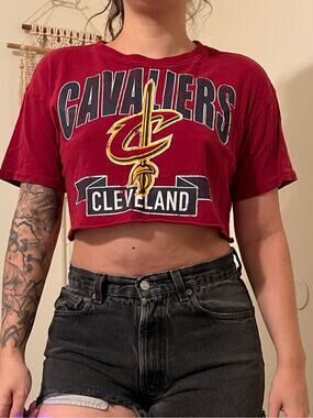 Cleveland Cavaliers Cropped Tee - Red with Yellow Logo